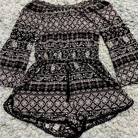 Band of Gypsies B&W tribal-print off-the-shoulder romper in Size Large - Picture 1 of 3